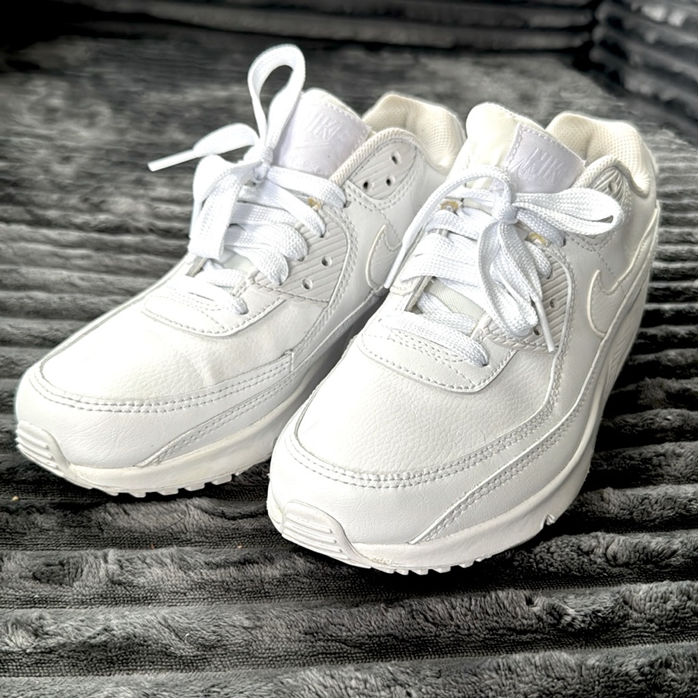 Nike Air Max 90’s size 7 women’s 5.5 boys white like new worn inside